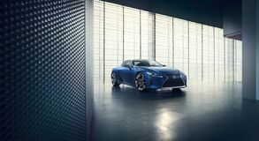 A TERMÉSZETES FÉNY JÁTÉKA: EGYEDI FÉNYEZÉST KAPOTT A LEXUS SZUPERSPORT KUPÉJA